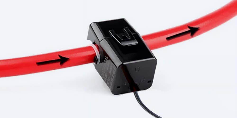 Teltonika EVC2 current transformers 100 A – clipped around a conductor